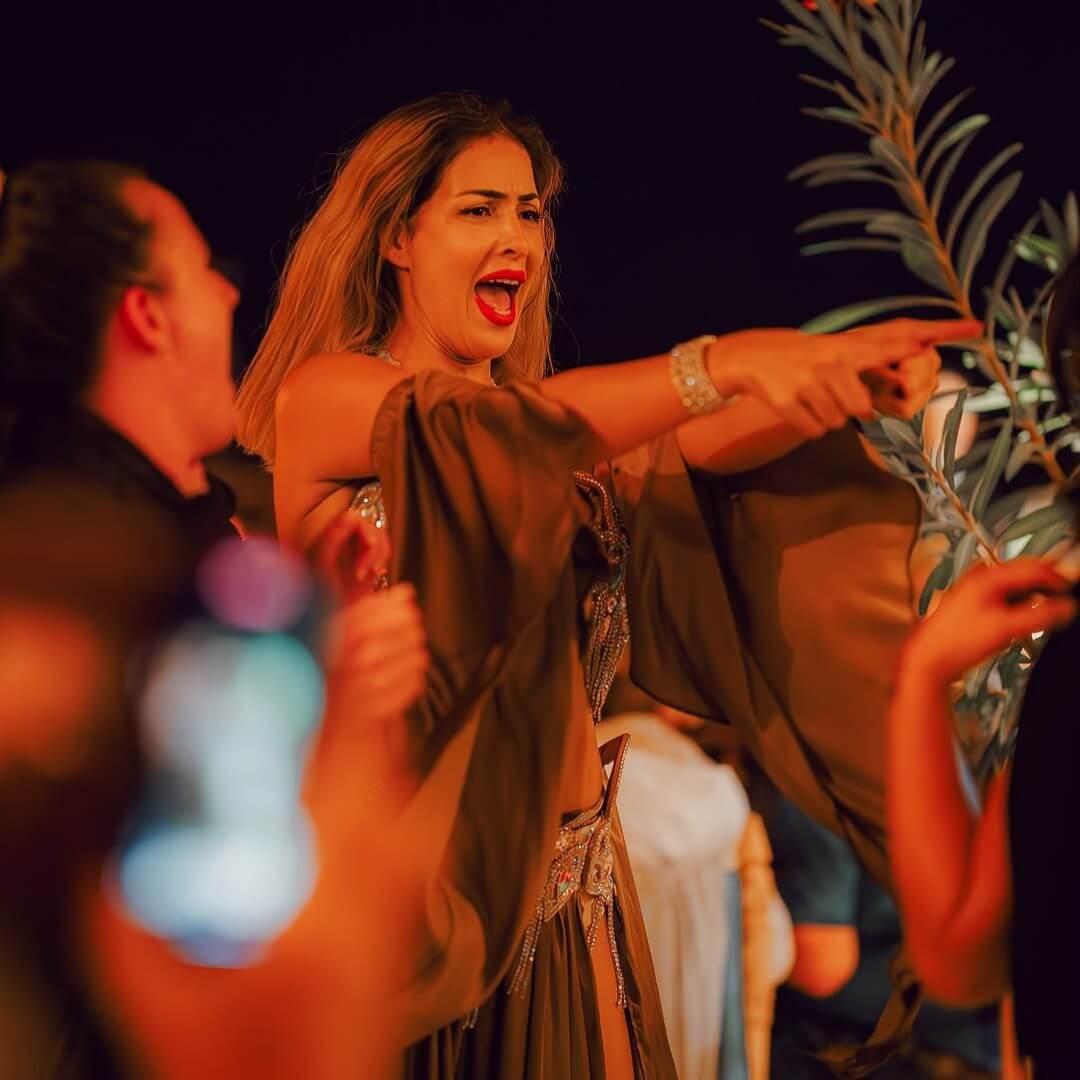 راقصة تقليدية تؤدي رقصات في عرض أكفاي - Danseuse traditionnelle lors d’un spectacle à Agafay