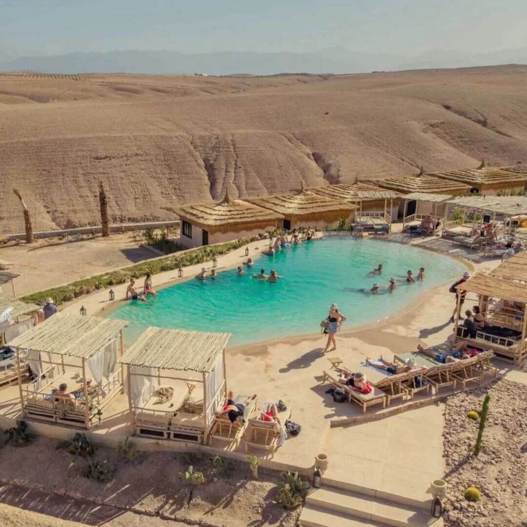 غداء مغربي فاخر بجانب المسبح في أكفاي - Déjeuner marocain traditionnel au bord de la piscine à Agafay