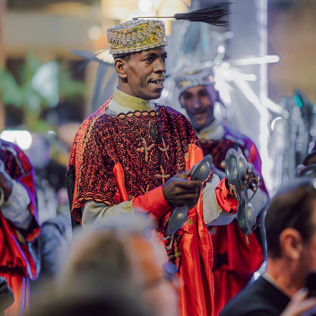 غناوة يعزفون الموسيقى التقليدية في أكفاي - Gnaoua jouant de la musique traditionnelle à Agafay