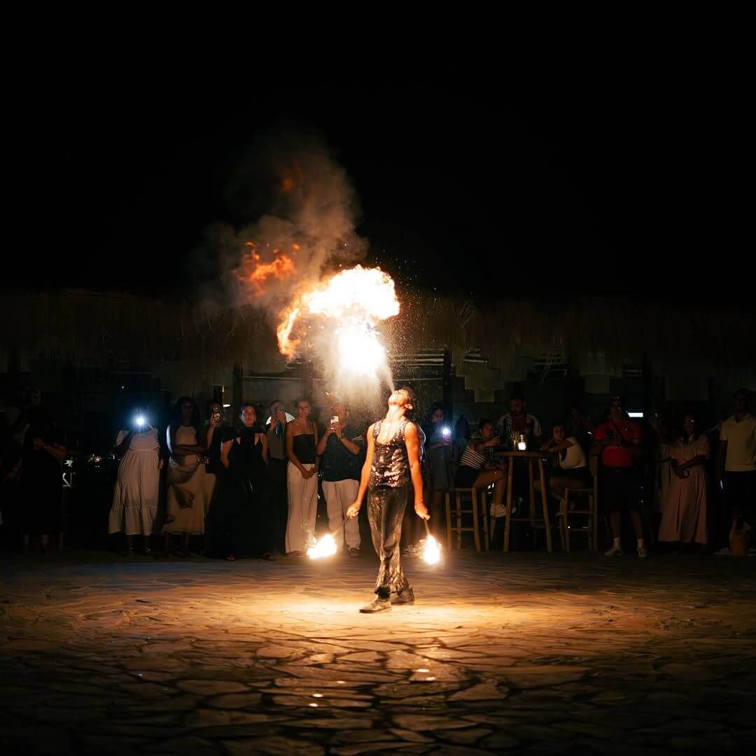 فنان نفث النار في عرض صحراء أكفاي - Cracheur de feu lors d’un spectacle dans le désert d’Agafay