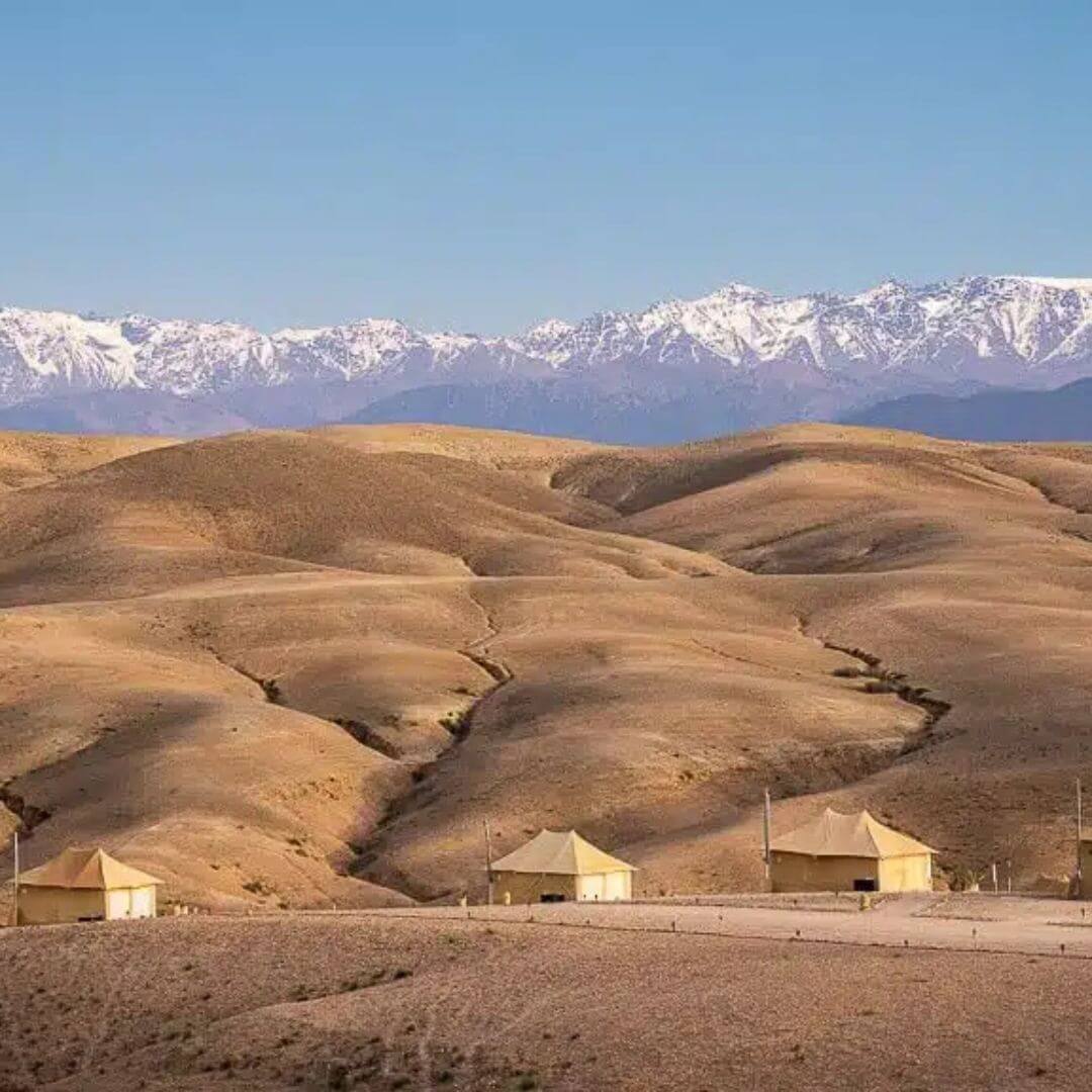 منظر طبيعي خلاب لصحراء أكفاي مع أنشطة سياحية - Paysage naturel magnifique du désert d’Agafay avec activités touristiques