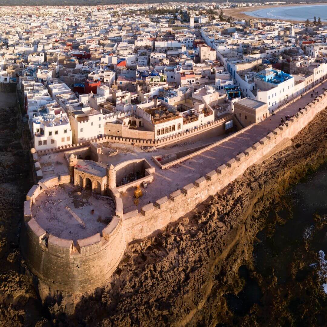 منظر من السماء لمدينة الصويرة القديمة وأسوارها التاريخية العريقة في المغرب رحلة الى الصويرة